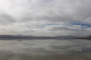 平静湖面与天空的自然景致