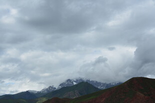 云雾缭绕的壮丽山峦