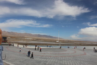 广阔广场上的人群与蓝天