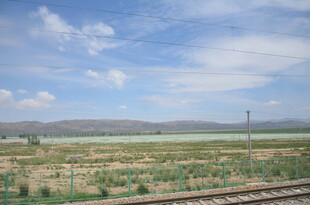 旷野铁轨旁的开阔风景
