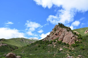 山间岩石与蓝天白云美景