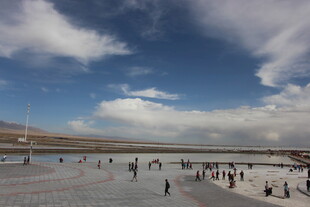 广场上的人群与蓝天白云