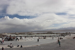 茶卡盐湖游人漫步赏景