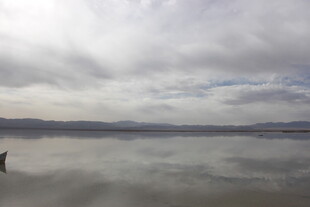 平静湖面与天空的自然景致