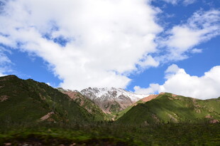 壮丽山景与蓝天白云