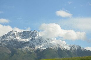 巍峨雪山映蓝天