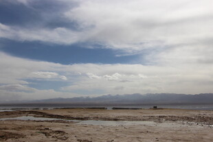 广袤荒原上的蓝天白云