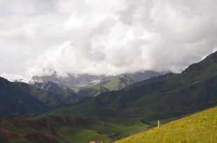 山间绿野 云雾缭绕之景