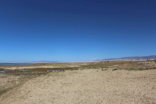 广阔荒原蓝天景象