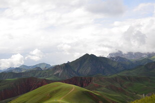 壮美山峦与云海景观