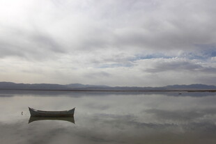 平静湖面中的孤舟