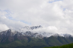 云雾缭绕的壮丽雪山