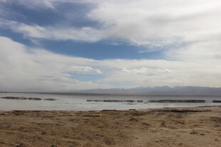 海边沙滩与蓝天白云景象