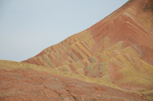 七彩斑斓的壮丽山丘景观