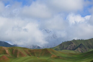 草原山峦间的壮丽云景