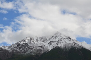 雪山蓝天壮丽自然景观