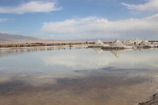平静盐湖 蓝天白云倒影美