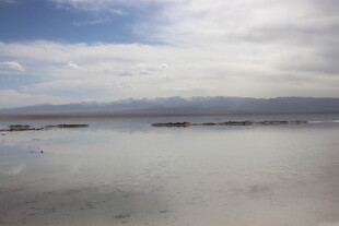 广阔盐湖与蓝天白云美景