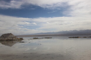 宁静湖面与远处山峦风光