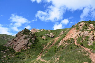 壮美山峦蓝天白云景致