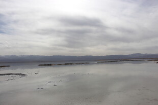 海边阴云下的宁静沙滩