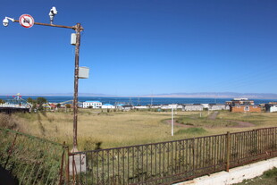 海边草地旁的风向标景观