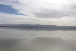 天空与水面相映的静谧景致