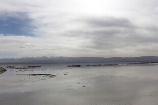 广阔水域与天空的自然景象