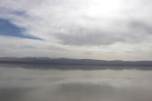 平静湖面与天空相映之景