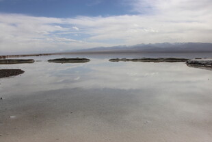 平静湖面与远处山峦风景