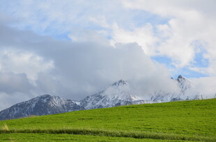 草原上的巍峨雪山