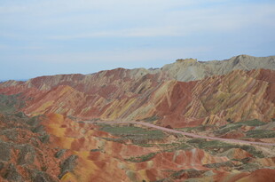 七彩山丘间蜿蜒公路