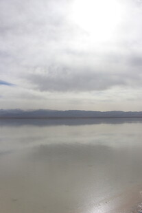 平静湖面与朦胧天空之景