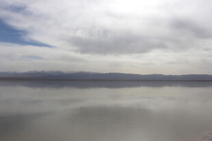 平静湖面映着天空与远山