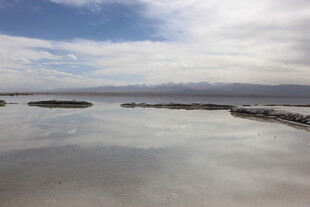 宁静海边浅滩 云影倒映