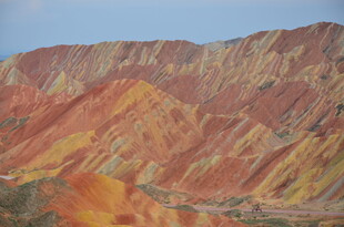 七彩斑斓的壮美丹霞地貌