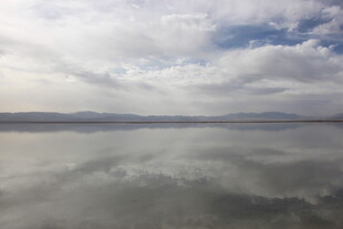 天空之镜般的静谧湖面