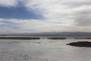 广阔盐湖景观