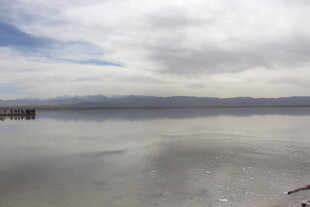 宁静湖景与远处朦胧山峦