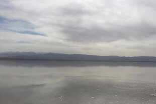 平静湖面与远处山峦