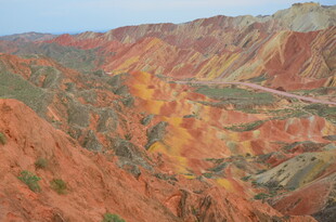 七彩斑斓的壮丽丹霞地貌