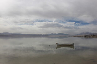 湖畔孤舟 静谧山水之景