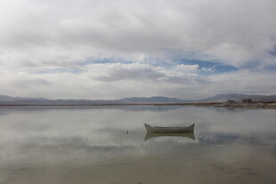孤舟静泊于宁静水面