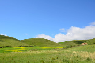 草原蓝天美景