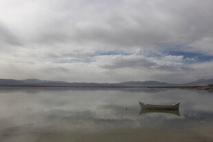 湖畔孤舟 静谧湖景风光