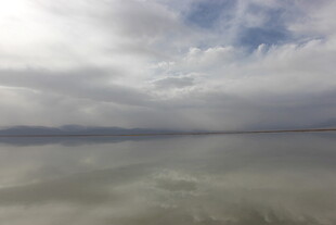 广阔湖面与多云天空景象
