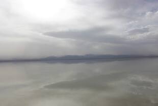 阴天湖面 水波与云层相映