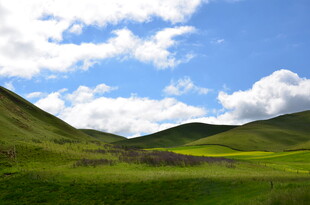 青山绿野间的蓝天白云
