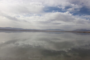 平静湖面映蓝天白云