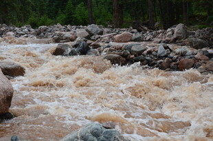 湍急河流中的嶙峋怪石